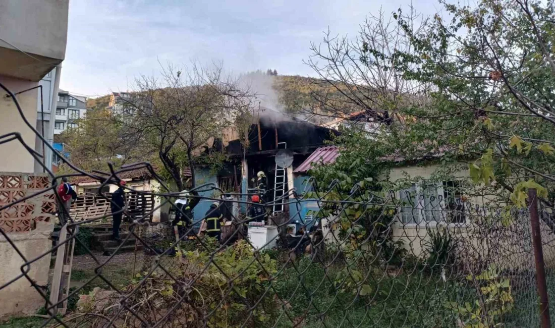 Kocaeli’nin Derince ilçesinde çakmağı doldurmak isteyen yaşlı kadın alevler arasında