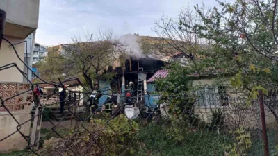 Kocaeli’nin Derince ilçesinde çakmağı doldurmak isteyen yaşlı kadın alevler arasında