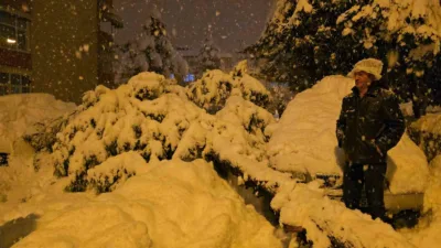 Karabük’ün Safranbolu ilçesinde çam ağacının devrilmesi sonucu iki araçta hasar