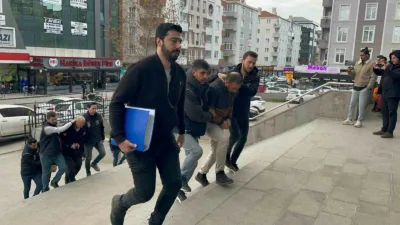 Tekirdağ’ın Çerkezköy ilçesinde vatandaşları yüksek faizle borçlandırdıkları ve senet imzalattıkları