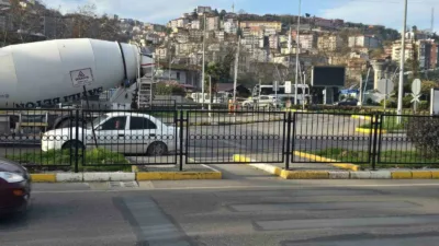 Zonguldak’ta çevre yolunda yapılan üst geçidin ardından yaya geçişleri kontrollü