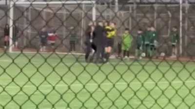 Kocaeli’nin İzmit ilçesinde U12 Ligi müsabakasında kadın aday hakem, takımın