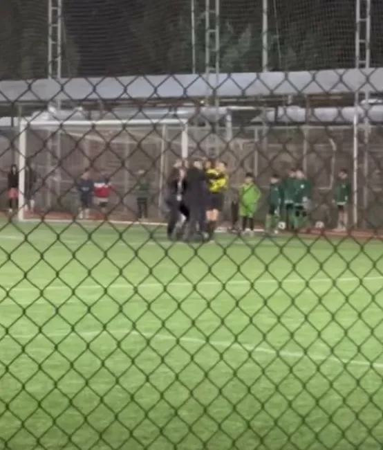 Kocaeli’nin İzmit ilçesinde U12 Ligi müsabakasında kadın aday hakem, takımın