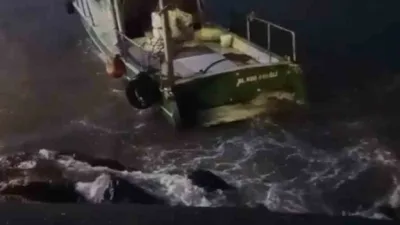 Zonguldak’ın Karadeniz Ereğli ilçesinde etkili olan fırtına sırasında karaya oturan