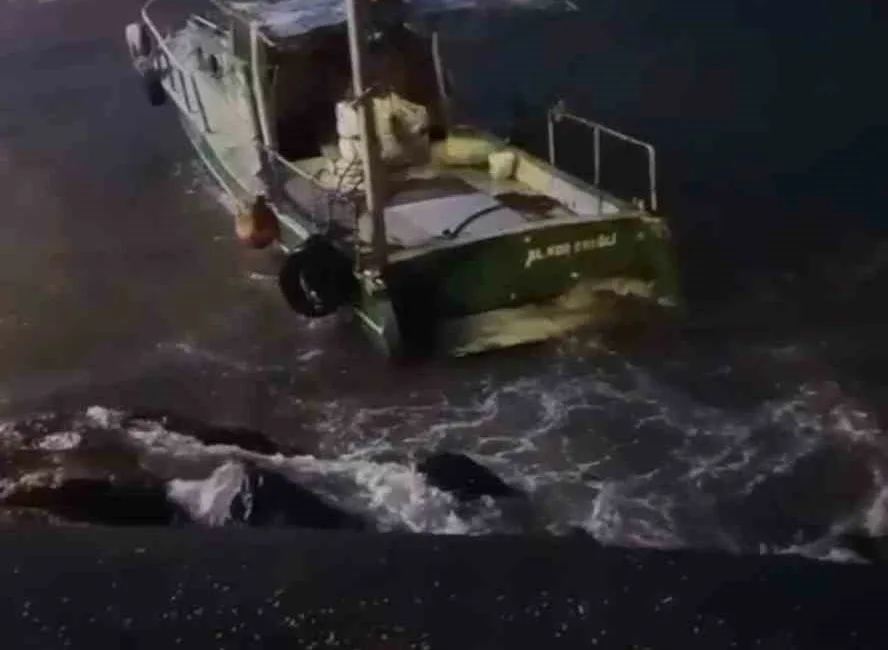 Zonguldak’ın Karadeniz Ereğli ilçesinde etkili olan fırtına sırasında karaya oturan