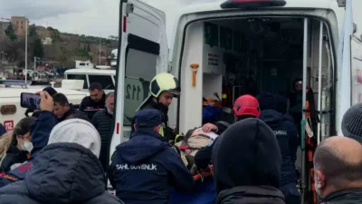 Kocaeli’de denizde çırpınan bir vatandaş, çevredeki kişilerin ihbarı üzerine sahil