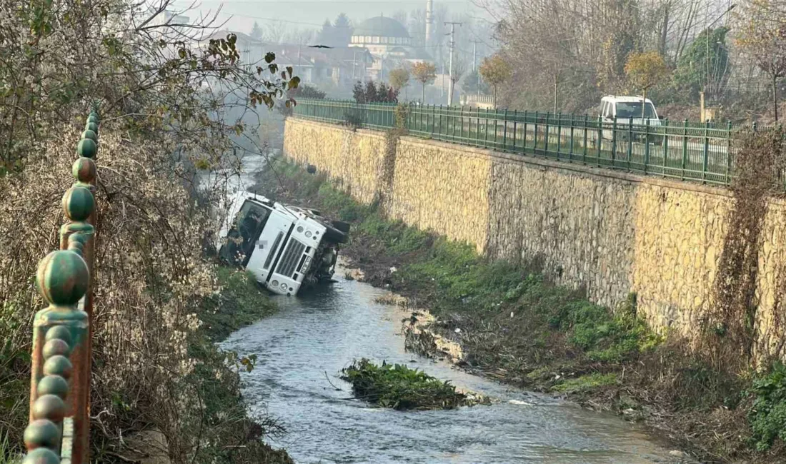 Düzce’de yol çalışması nedeniyle daralan yolda kontrolden çıkan beton mikserinin
