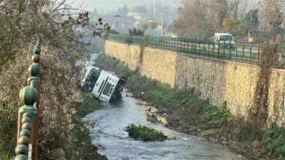 Düzce’de yol çalışması nedeniyle daralan yolda kontrolden çıkan beton mikserinin