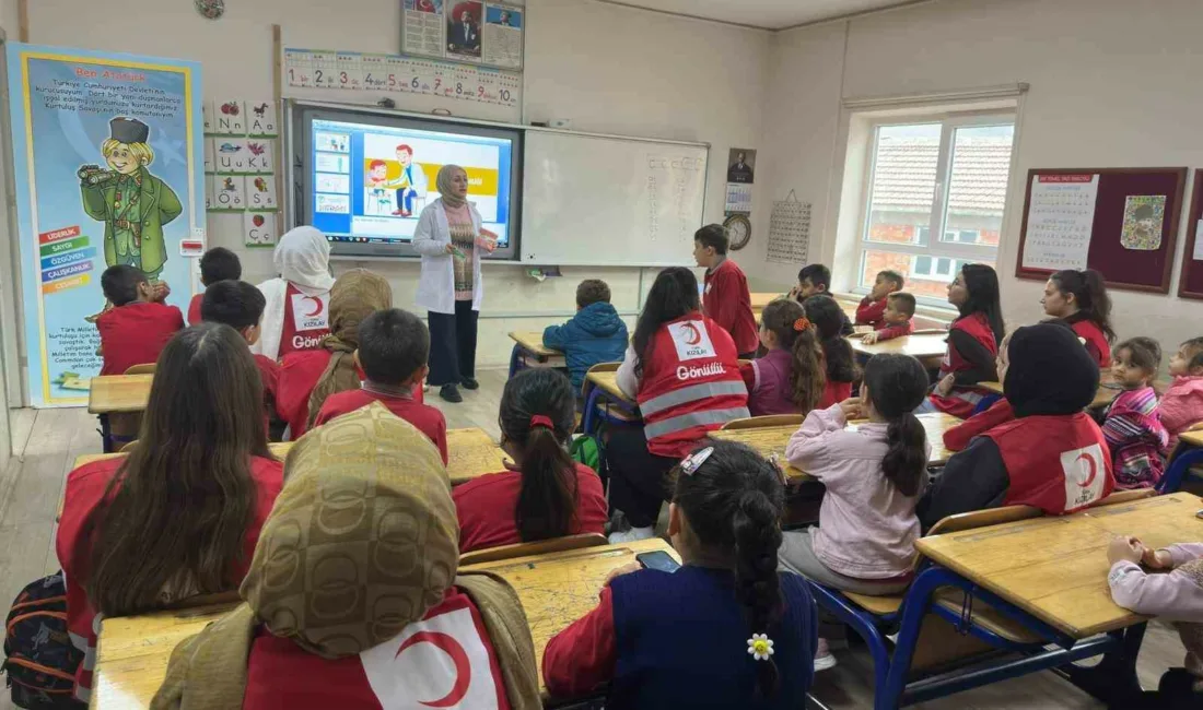 Düzce’de Esentepe İlkokulu’nda, Kızılay Genç Gönüllüleri tarafından yürütülen “Dersimiz Sağlık”