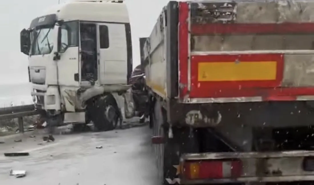 Düzce’nin Akçakoca ilçesinde bir tırın makaslaması nedeniyle Kalkın Plajı mevkisindeki