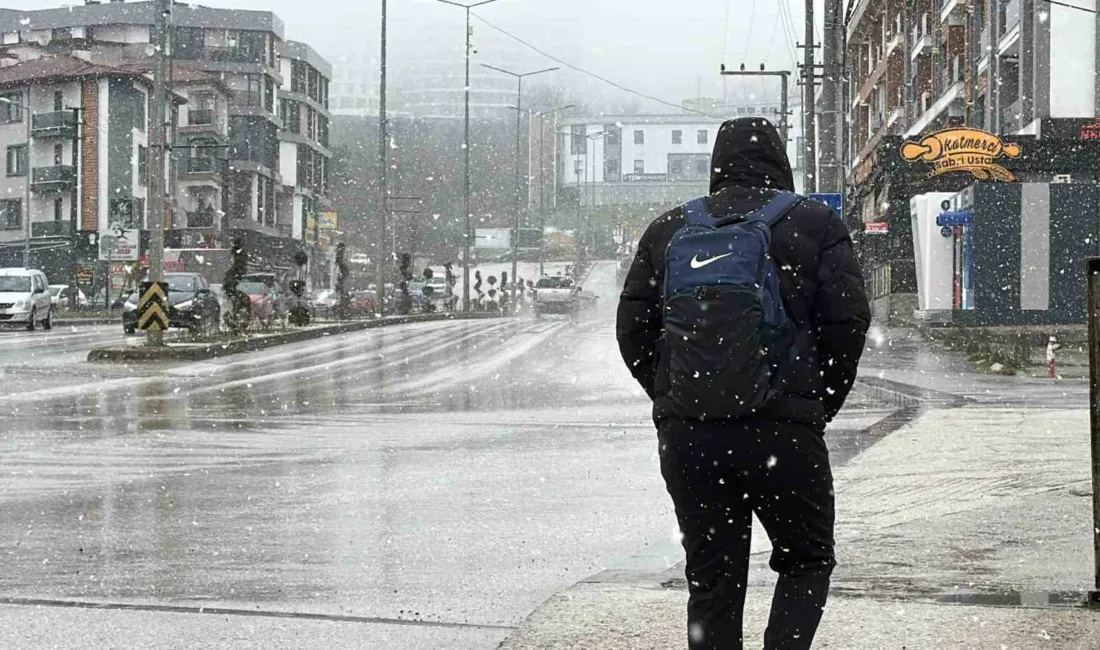 Düzce’ye mevsimin ilk karı düştü. Konuralp bölgesinde ise Düzce Belediyesi