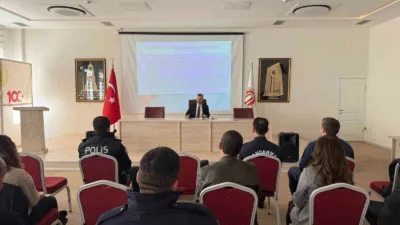 Çanakkale’nin Eceabat ilçesinde ilçe protokolü ve ilgili kurum temsilcileri bağımlılıkla