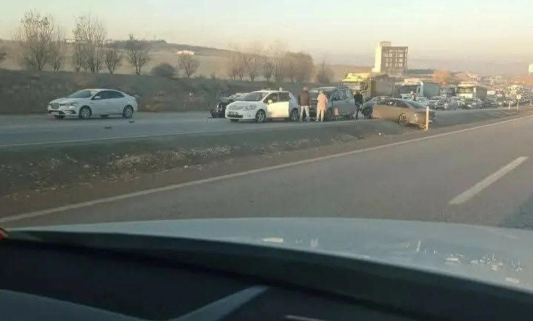 Ankara’nın Elmadağ ilçesinde 5 aracın karıştığı zincirleme kazada 4 kişi
