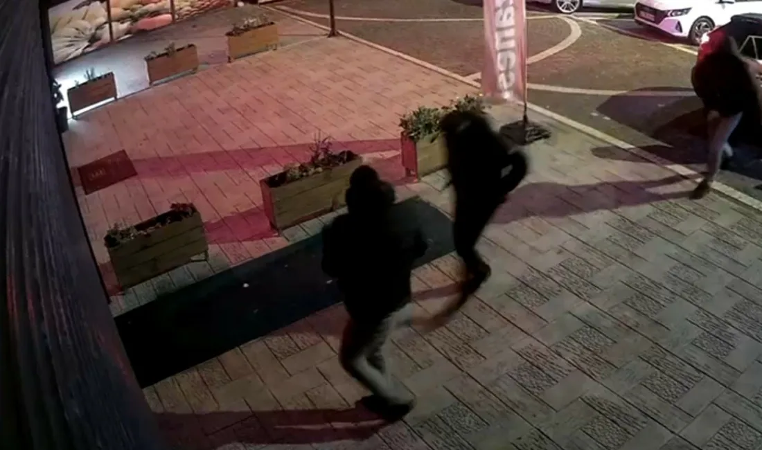 İstanbul Esenyurt’ta, gözlerine kestirdikleri kuyumcu dükkanına girmek isteyen hırsızlar, kepenkleri
