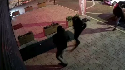 İstanbul Esenyurt’ta, gözlerine kestirdikleri kuyumcu dükkanına girmek isteyen hırsızlar, kepenkleri