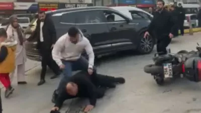 Esenyurt’ta, trafik akışını bozduğu sırada yol üzerinde tartıştığı bir başka