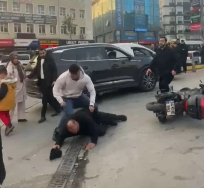 Esenyurt’ta, trafik akışını bozduğu sırada yol üzerinde tartıştığı bir başka