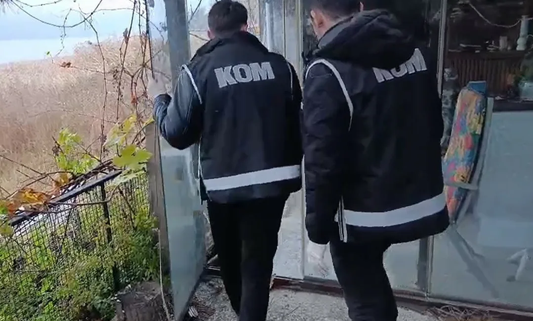 Sakarya’nın Serdivan ilçesinde kaçak içki imalatı yapıldığı tespit edilen ikamete