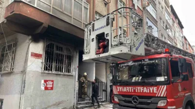 İstanbul’un Fatih ilçesinde, 52 yıllık 4 katlı binanın giriş katında