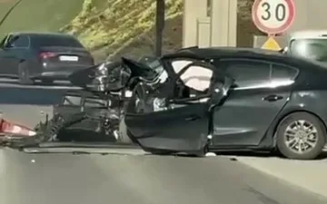 Kocaeli’de otomobilin TEM Otoyolu gişelerine çarptığı kazada ağır yaralanan anne