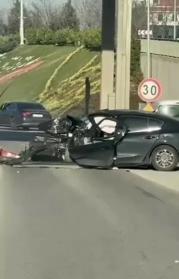 Kocaeli’de otomobilin TEM Otoyolu gişelerine çarptığı kazada ağır yaralanan anne
