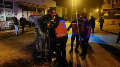 Sakarya’nın Akyazı ilçesinde gaz pedalının takılı kalması neticesinde hızlanan otomobil,