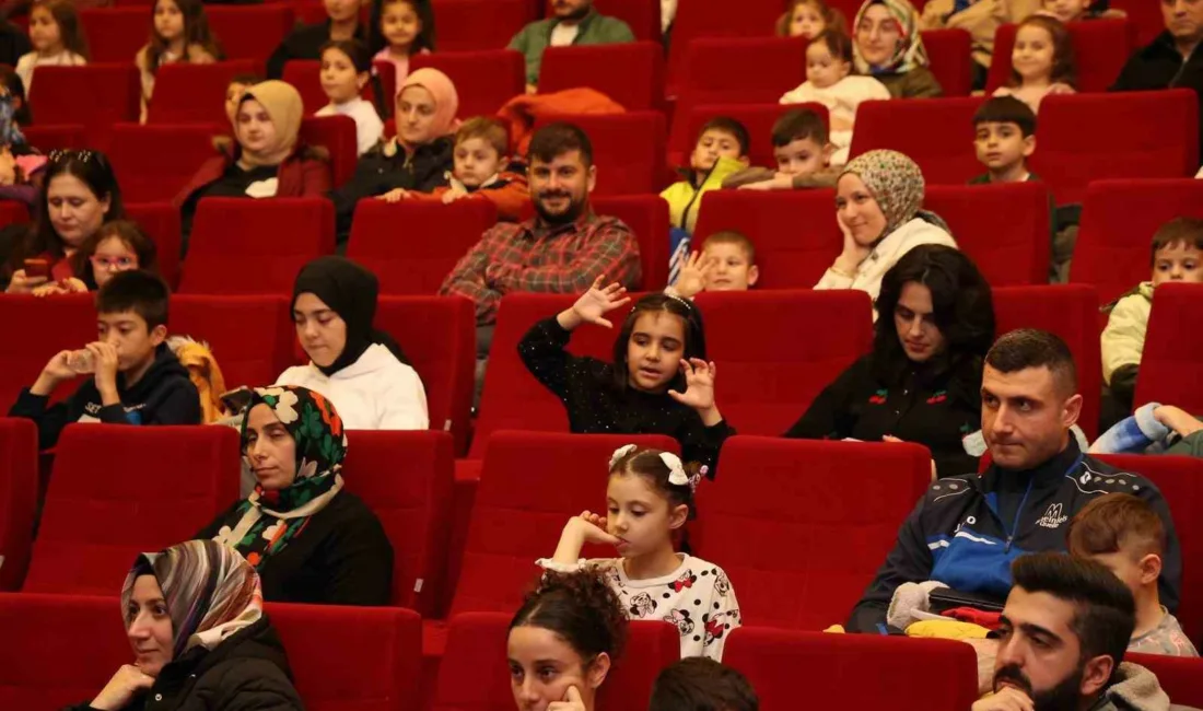 Gebze Belediyesi kültür-sanat etkinlikleri kapsamında sahnelenen “Renkli Çoraplı Kuzgun” adlı