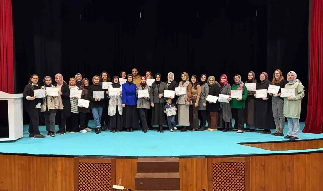 Sakarya’da düzenlenen işaret dili kursuna katılanlar, işitme engelli bireylerle doğru