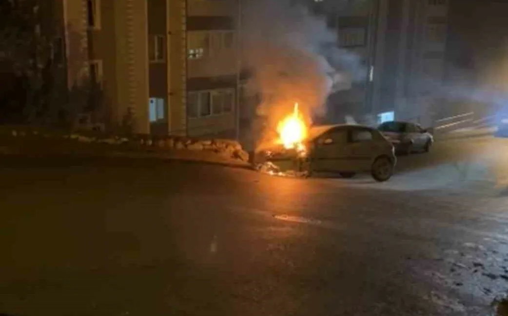 Karabük’te istinat duvarına çarpan otomobilde çıkan yangın, itfaiye ekiplerince söndürüldü.
