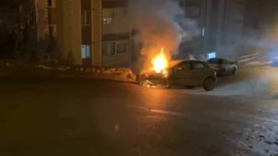 Karabük’te istinat duvarına çarpan otomobilde çıkan yangın, itfaiye ekiplerince söndürüldü.