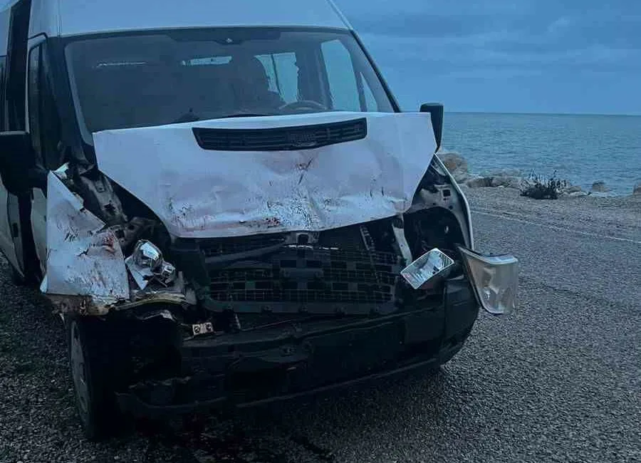 Kastamonu’nun Cide ilçesinde kamyona çarpan servis aracındaki 3 öğrenci yaralandı.