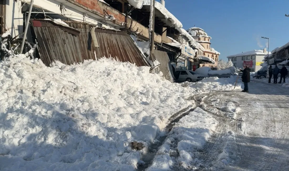 Karabük’ün Safranbolu ilçesinde, sanayi sitesinde bulunan iş yerlerine ait sundurmalar