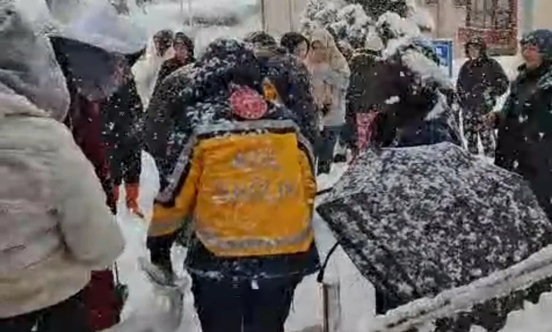 Karabük’ün Yenice ilçesinde kız yurdunda bir öğrenci karla kaplı merdivenden