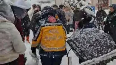 Karabük’ün Yenice ilçesinde kız yurdunda bir öğrenci karla kaplı merdivenden