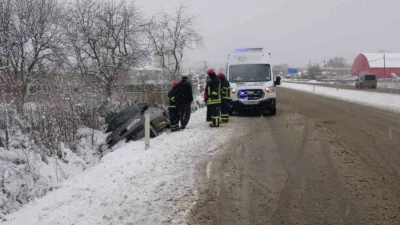 Kastamonu’da kar yağışı sebebiyle kayganlaşan yolda kontrolden çıkarak yan yatan