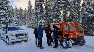 Karabük’ün Safranbolu ilçesinde etkili olan kar yağışı sonrası araçlarıyla karın