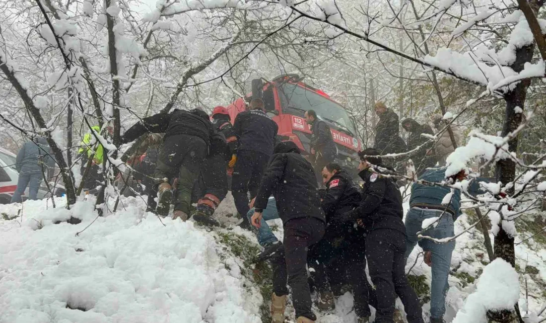 Sakarya’nın Hendek ilçesinde kar sebebiyle kayganlaşan yolda kontrolden çıkan otomobilin