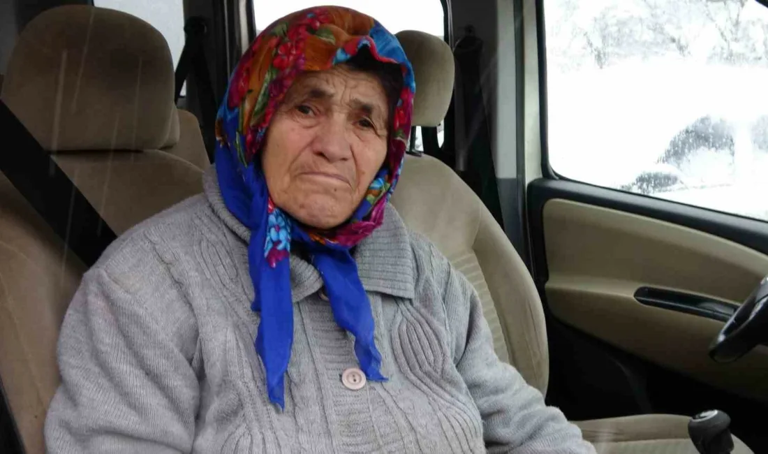 Kastamonu’da etkili olan yoğun kar yağışı sebebiyle yolu kapanan köydeki