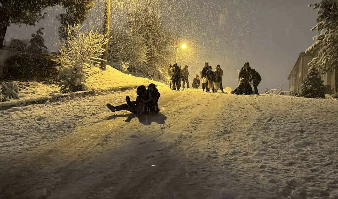 Karabük’te etkili olan kar yağışı sürücülere zor anlar yaşatırken, çocuklara