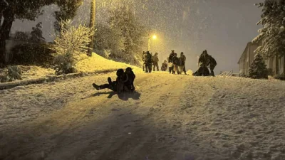 Karabük’te etkili olan kar yağışı sürücülere zor anlar yaşatırken, çocuklara