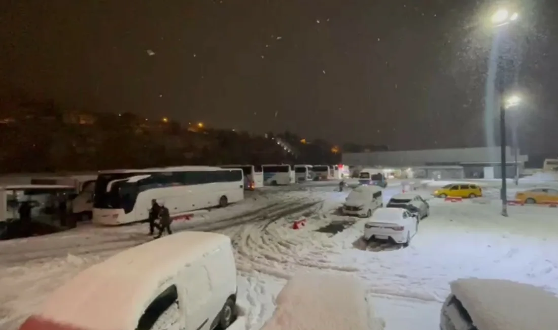 Kar yağışı ve bazı tırların makaslaması nedeniyle İstanbul istikametine trafiğin