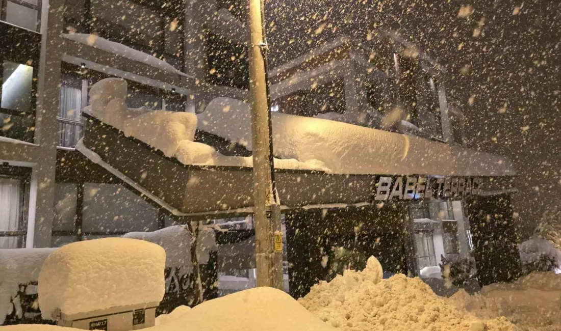 Karabük’ün Safranbolu ilçesinde yoğun kar yağışı nedeniyle biriken kar kütlelerini
