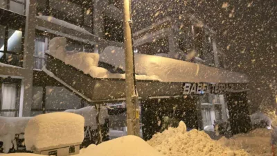 Karabük’ün Safranbolu ilçesinde yoğun kar yağışı nedeniyle biriken kar kütlelerini