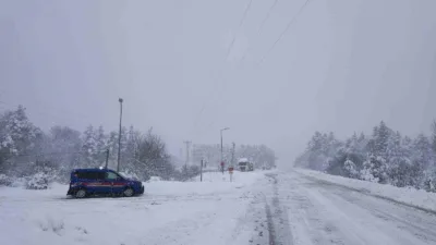 Karabük’te etkili olan kar yağışı nedeniyle 112 köy yolu ulaşıma