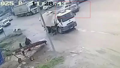 Karabük’te iki otomobilin çarpıştığı anlar ile trafikte motosikletin üzerine yatarak
