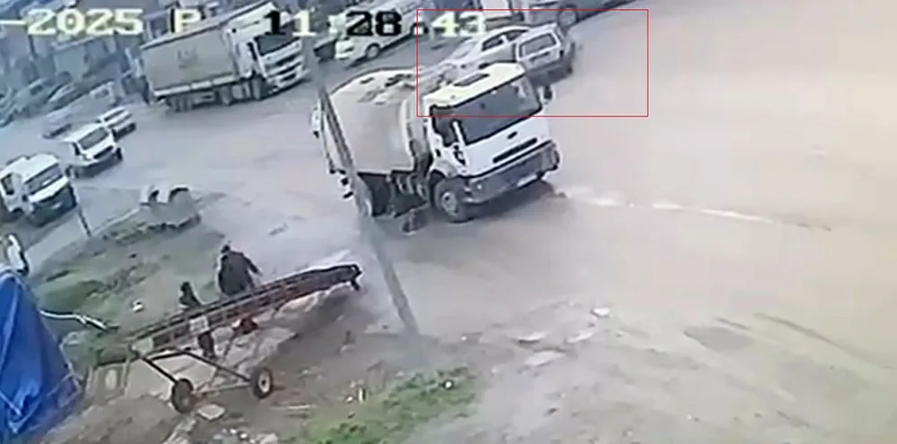 Karabük’te iki otomobilin çarpıştığı anlar ile trafikte motosikletin üzerine yatarak