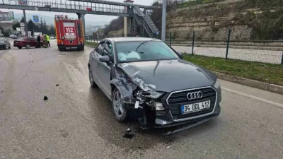 Karabük’te meydana gelen iki ayrı trafik kazasında 2 kişi yaralandı.