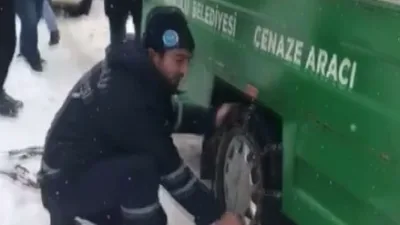 Kastamonu’nun İnebolu ilçesinde hayatını kaybeden vatandaşın cenazesini taşıyan cenaze aracı