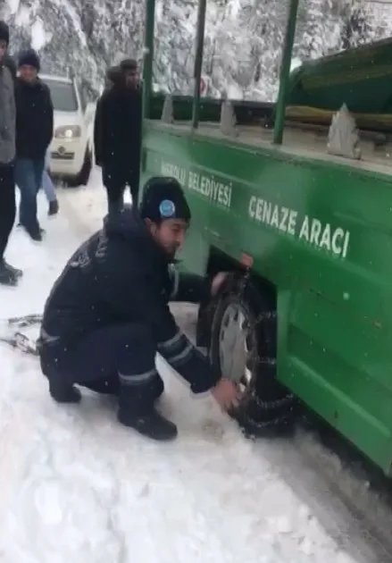 Kastamonu’nun İnebolu ilçesinde hayatını kaybeden vatandaşın cenazesini taşıyan cenaze aracı