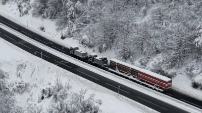 Düzce’de etkili olan kar yağışı nedeniyle yolda kalan köprü ayağı